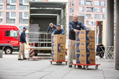 Mitarbeiter laden Lkw aus