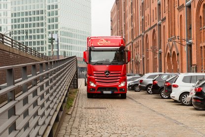 LKW holt Beiladung ab