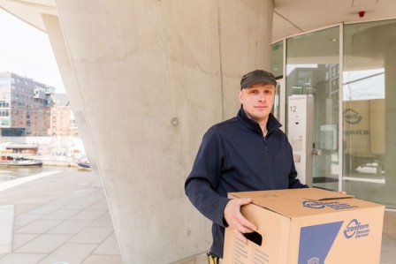 Mitarbeiter trägt Beiladung