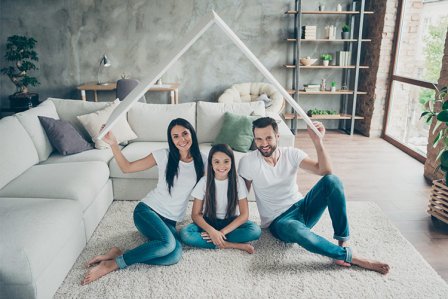 Familie im Wohnzimmer