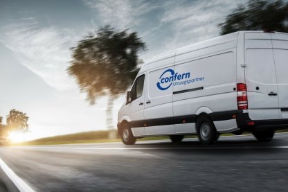 Der Transporter mit den Möbeln rückt an